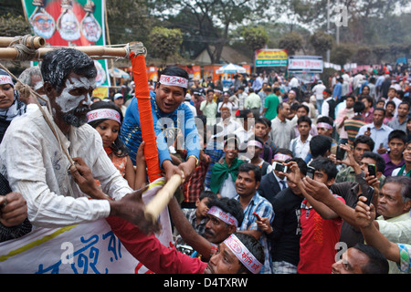 Protestation contre l'Shahbag (Shahbagh) intersection à Dhaka, Bangladesh, en février 2013. Banque D'Images