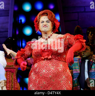 L'acteur allemand Uwe Ochsenknecht comme Edna Turnblad effectue dans la comédie musicale "Hairspray" à Cologne, Allemagne, le 03 décembre 2009. Photo : FELIX HEYDER Banque D'Images