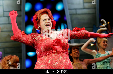 L'acteur allemand Uwe Ochsenknecht comme Edna Turnblad effectue dans la comédie musicale "Hairspray" à Cologne, Allemagne, le 03 décembre 2009. Photo : FELIX HEYDER Banque D'Images