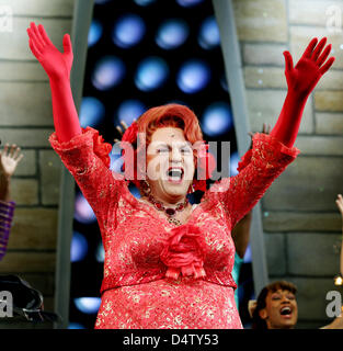 L'acteur allemand Uwe Ochsenknecht comme Edna Turnblad effectue dans la comédie musicale "Hairspray" à Cologne, Allemagne, le 03 décembre 2009. Photo : FELIX HEYDER Banque D'Images