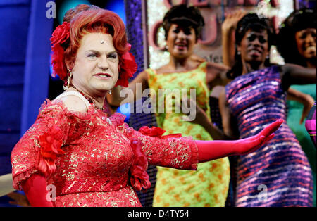 L'acteur allemand Uwe Ochsenknecht comme Edna Turnblad effectue dans la comédie musicale "Hairspray" à Cologne, Allemagne, le 03 décembre 2009. Photo : FELIX HEYDER Banque D'Images