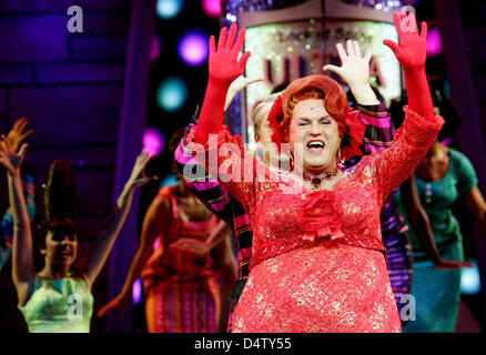 L'acteur allemand Uwe Ochsenknecht comme Edna Turnblad effectue dans la comédie musicale "Hairspray" à Cologne, Allemagne, le 03 décembre 2009. Photo : FELIX HEYDER Banque D'Images