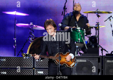 Musicien britannique Paul McCartney effectue à Berlin, Allemagne, le 03 décembre 2009. C'était la première fois après 16 ans que les 67 ans de l'ex-Beatle a donné un concert à Berlin. Le spectacle à 'Arena am Ostbahnhof' était le deuxième concert de sa tournée européenne 'Bonne soirée Europe', la première avait eu lieu la veille au soir à Hambourg. Photo : Britta Pedersen Banque D'Images