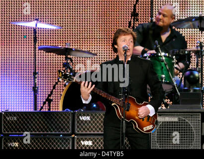 Musicien britannique Paul McCartney effectue à Berlin, Allemagne, le 03 décembre 2009. C'était la première fois après 16 ans que les 67 ans de l'ex-Beatle a donné un concert à Berlin. Le spectacle à 'Arena am Ostbahnhof' était le deuxième concert de sa tournée européenne 'Bonne soirée Europe', la première avait eu lieu la veille au soir à Hambourg. Photo : Britta Pedersen Banque D'Images