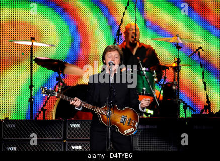 Musicien britannique Paul McCartney effectue à Berlin, Allemagne, le 03 décembre 2009. C'était la première fois après 16 ans que les 67 ans de l'ex-Beatle a donné un concert à Berlin. Le spectacle à 'Arena am Ostbahnhof' était le deuxième concert de sa tournée européenne 'Bonne soirée Europe', la première avait eu lieu la veille au soir à Hambourg. Photo : Britta Pedersen Banque D'Images