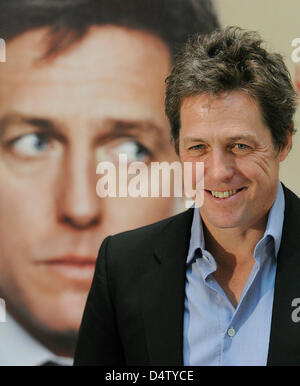 L'acteur britannique Hugh Grant pose pendant une photo appel à l'occasion de la présentation de son nouveau film "Où sont passés les Morgan ?' à Berlin, Allemagne, 04 décembre 2009. Le film est ouvert dans les salles allemandes le 07 décembre 2009. Photo : Jens Kalaene Banque D'Images