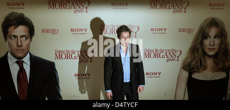 L'acteur britannique Hugh Grant pose pendant une photo appel à l'occasion de la présentation de son nouveau film "Où sont passés les Morgan ?' à Berlin, Allemagne, 04 décembre 2009. Le film est ouvert dans les salles allemandes le 07 décembre 2009. Photo : Jens Kalaene Banque D'Images