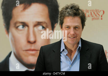 L'acteur britannique Hugh Grant pose pendant une photo appel à l'occasion de la présentation de son nouveau film "Où sont passés les Morgan ?' à Berlin, Allemagne, 04 décembre 2009. Le film est ouvert dans les salles allemandes le 07 décembre 2009. Photo : Jens Kalaene Banque D'Images