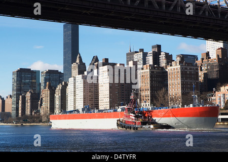 Barge sous le pont de la ville de New York Banque D'Images