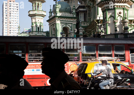 Trafic routier près de la mosquée (masjid) Minara sur Mohammad Ali Road à Mandvi, Mumbai, Inde Banque D'Images