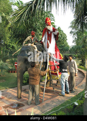 St Nicholas arrive sur un éléphant à l'ambassade d'Inde à New Delhi, Inde, 06 décembre 2009. Les rennes ne sont pas faites pour les 25 degrés Celsius dans la capitale indienne, et serait trop épuisé pour les 200 enfants de l'école allemande à la Nouvelle Delhi fête de Saint Nicolas. Photo : Pouvez Saint Denis le ferment Banque D'Images