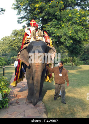 St Nicholas arrive sur un éléphant à l'ambassade d'Inde à New Delhi, Inde, 06 décembre 2009. Les rennes ne sont pas faites pour les 25 degrés Celsius dans la capitale indienne, et serait trop épuisé pour les 200 enfants de l'école allemande à la Nouvelle Delhi fête de Saint Nicolas. Photo : Pouvez Saint Denis le ferment Banque D'Images