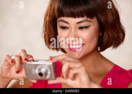 Smiling woman taking photos Banque D'Images