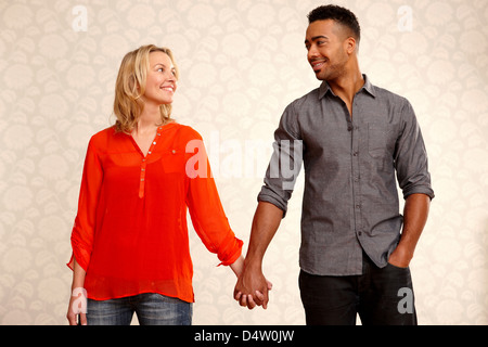 Smiling couple holding hands Banque D'Images