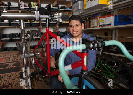 Mécanicien au service en magasin de bicyclettes Banque D'Images