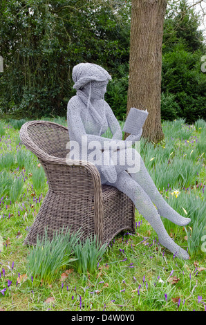 Statue de jeune fille en fil de lecture cadre boisé Banque D'Images