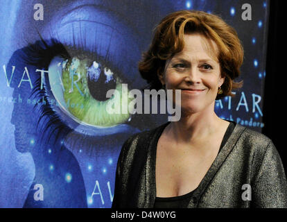 Actrice américaine Sigourney Weaver pose à la photocall pour le film 'Avatar' à l'hôtel de Rome à Berlin, Allemagne, 08 décembre 2009. Le film est ouvert dans Germaqny salles le 17 décembre 2009. Photo : JENS KALAENE Banque D'Images