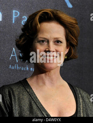 Actrice américaine Sigourney Weaver pose à la photocall pour le film 'Avatar' à l'hôtel de Rome à Berlin, Allemagne, 08 décembre 2009. Le film est ouvert dans Germaqny salles le 17 décembre 2009. Photo : JENS KALAENE Banque D'Images