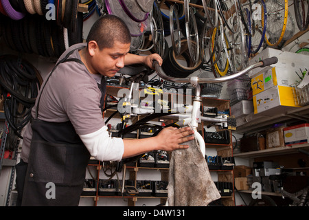 Mécanicien au service en magasin de bicyclettes Banque D'Images