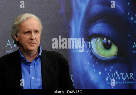 James Cameron directeur nous pose à la photocall pour le film 'Avatar' à l'hôtel de Rome à Berlin, Allemagne, 08 décembre 2009. Le film est ouvert dans les salles allemandes le 17 décembre 2009. Photo : ROBERT SCHLESINGER Banque D'Images