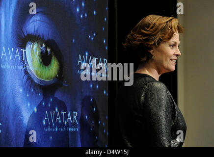 Actrice américaine Sigourney Weaver pose à la photocall pour le film 'Avatar' à l'hôtel de Rome à Berlin, Allemagne, 08 décembre 2009. Le film est ouvert dans les salles allemandes le 17 décembre 2009. Photo : JENS KALAENE Banque D'Images