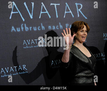 Actrice américaine Sigourney Weaver pose à la photocall pour le film 'Avatar' à l'hôtel de Rome à Berlin, Allemagne, 08 décembre 2009. Le film est ouvert dans les salles allemandes le 17 décembre 2009. Photo : JENS KALAENE Banque D'Images