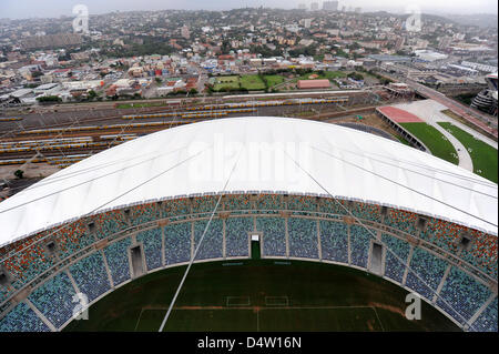 La vue de l'arche de la stade Moses Mabhida à Durban, Afrique du Sud, 08 décembre 2009. Groupe 5 correspond à l'étape 16, un dernier match et une demi-finale de la Coupe du Monde de Football 2010 en Afrique du Sud aura lieu dans le stade qui peut accueillir 70.000 spectateurs. Photo : Bernd Weissbrod Banque D'Images