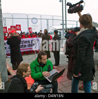 Des journalistes du monde entier diffuser des nouvelles sur les activités de manifestants devant le centre de conférences Bella Center de Copenhague, Danemark, 09 décembre 2009. Les militants et les manifestants se rassemblent à l'entrée de la salle pour accueillir le sommet des délégués sur le troisième jour des douze jours du sommet climatique. Délégués gouvernementaux de 192 pays tentent de mettre en place un traité qui aide Banque D'Images