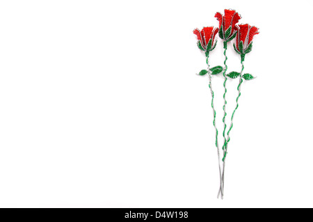Trois roses perlées rouge verticale Banque D'Images