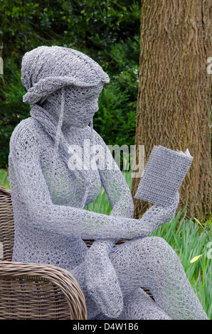 Statue de jeune fille en fil de lecture cadre boisé Banque D'Images