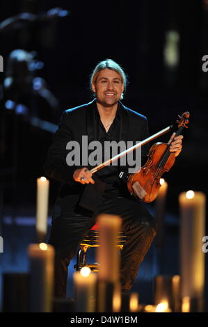 Violoniste allemand David Garrett effectue au cours de l'enregistrement de l'édition de Noël de l'émission de télévision allemande "Willkommen bei Carmen Nebel' ('Bienvenue à Carmen Nebel's') à Rothaus-Arena à Freiburg, Allemagne, 09 décembre 2009. L'émission sera diffusée le 23 décembre 2009. Photo : Rolf Haid Banque D'Images