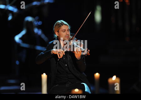 Violoniste allemand David Garrett effectue au cours de l'enregistrement de l'édition de Noël de l'émission de télévision allemande "Willkommen bei Carmen Nebel' ('Bienvenue à Carmen Nebel's') à Rothaus-Arena à Freiburg, Allemagne, 09 décembre 2009. L'émission sera diffusée le 23 décembre 2009. Photo : Rolf Haid Banque D'Images