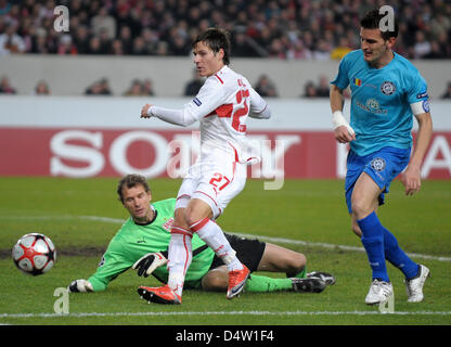 Gardien de but de Stuttgart, Jens Lehmann (L) et Stefano afi-Partner SA (C) en action lors de la Ligue des Champions match vs Vfb Stuttgart Unirea Urziceni à Mercedes-Benz Arena de Stuttgart, Allemagne, 09 décembre 2009. Stuttgart Unirea Urziceni défait 3-1. Photo : Ronald Wittek Banque D'Images