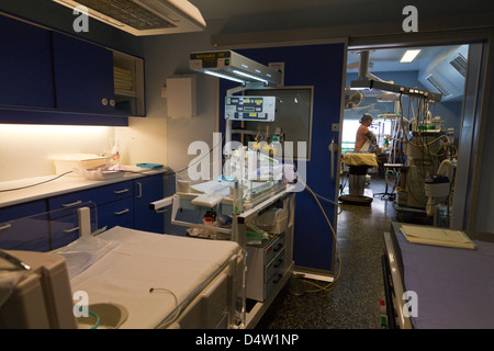 Une femme enceinte en attente d'une anesthésie rachidienne dans un OT avant une césarienne dans un hôpital Banque D'Images