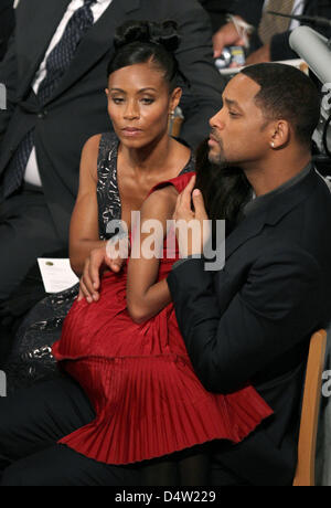 L'acteur américain Will Smith, sa femme Jada Pinkett Smith et sa fille Willow Cammile règne assister à la cérémonie de présentation du Prix Nobel de la paix 2009 à l'Hôtel de Ville d'Oslo, Norvège 10 décembre 2009. Photo : Patrick van Katwijk Banque D'Images