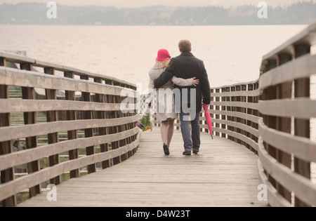 Couple walking on wooden dock Banque D'Images