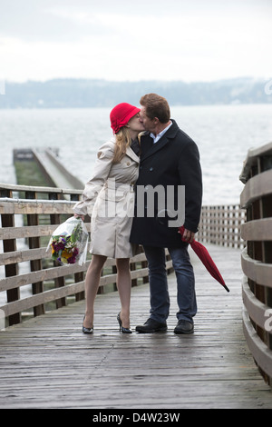 Couple kissing on wooden dock Banque D'Images