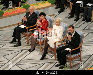 Le roi Harald (L-R), la reine Sonja, La Princesse héritière Mette-Marit et le Prince héritier Haakon de Norvège assister à la cérémonie de présentation du Prix Nobel de la paix 2009 à l'Hôtel de Ville d'Oslo, Norvège, le 10 décembre 2009. Photo : Patrick van Katwijk Banque D'Images