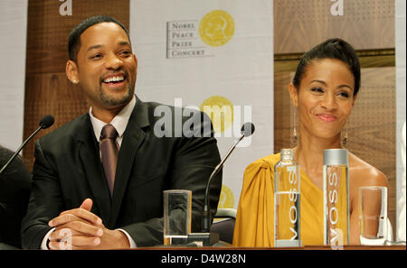 L'acteur américain Will Smith (L) et sa femme Jada Pinkett Smith (R) sourire lors d'une conférence de presse avant le concert du Prix Nobel de la Paix à Oslo, Norvège, le 11 décembre 2009. Smith sera l'hôte du concert en l'honneur du lauréat du Prix Nobel de la paix 2009, le président américain Obama. Photo : Patrick van Katwijk Banque D'Images