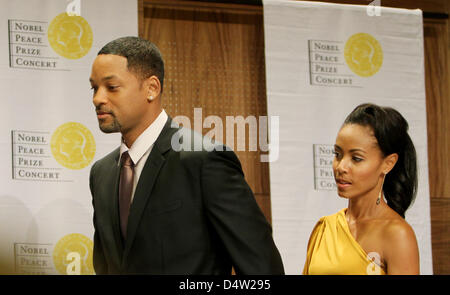 L'acteur américain Will Smith (L) et sa femme Jada Pinkett Smith (R) sourire lors d'une conférence de presse avant le concert du Prix Nobel de la Paix à Oslo, Norvège, le 11 décembre 2009. Smith sera l'hôte du concert en l'honneur du lauréat du Prix Nobel de la paix 2009, le président américain Obama. Photo : Patrick van Katwijk Banque D'Images