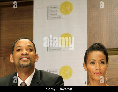 L'acteur américain Will Smith (L) et sa femme Jada Pinkett Smith (R) sourire lors d'une conférence de presse avant le concert du Prix Nobel de la Paix à Oslo, Norvège, le 11 décembre 2009. Smith sera l'hôte du concert en l'honneur du lauréat du Prix Nobel de la paix 2009, le président américain Obama. Photo : Patrick van Katwijk Banque D'Images