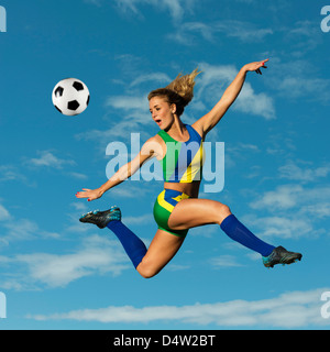 Joueur de football des coups en l'air Banque D'Images