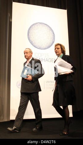 Ivo de Boer, Leiter des ONU-Klimasekretariats und, Connie Hedegaard, Präsidentin der Klimakonferenz, betreten am Samstag (12.12.2009) im Bella Center Kopenhagener beim Klimagipfel die Bühne für eine Pressekonferenz. Dans der kommenden Woche geht der UN-Klimagipfel in die entscheidende Phase. Foto : Kay Nietfeld dpa Banque D'Images