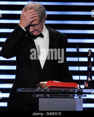 Réalisateur britannique reçoit le "Prix du Cinéma Européen 2009" pour le travail de sa vie au cours de la cérémonie du prix du Film Européen tenu à 'Jahrhunderthalle' à Bochum, Allemagne, 12 décembre 2009. L'European Film Academy Prix, qui est souvent appelé l'Oscar, est attribué chaque année en 16 catégories. Photo : Clemens Bilan Banque D'Images