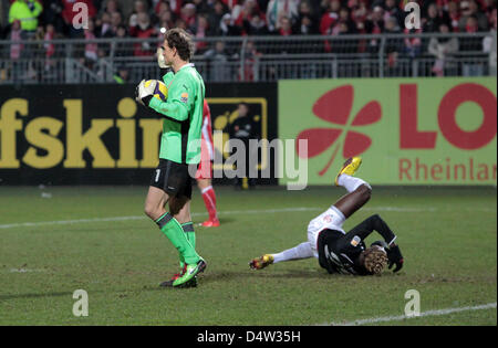 Le gardien de Stuttgart Jens Lehmann (L) après des gestes Aristide Bance antisalissures de Mayence au cours de la journée de Bundesliga FSV Mayence 16 cravate football contre le VfB Stuttgart à Bruchwegstadium à Mainz, Allemagne, le 13 décembre 2009. Lehmann a été envoyé après cette secne. Le match s'est terminé 1-1. Photo : FREDRIK VON ERICHSEN (ATTENTION : EMBARGO SUR LES CONDITIONS ! Le LDF permet la poursuite de l'utilisation des Banque D'Images