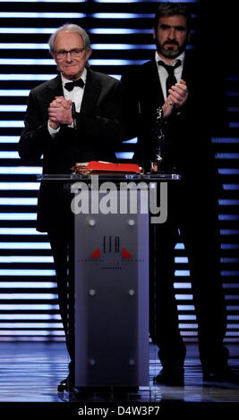 Réalisateur britannique reçoit le prix pour sa vie à côté de l'ancien joueur de football français laudator Eric Cantona (R) au cours de la cérémonie du prix du Film Européen à 'Jahrhunderthalle' à Bochum, Allemagne, 12 décembre 2009. Le Prix du cinéma européen est décerné chaque année dans 16 catégories. Photo : Clemens Bilan Banque D'Images