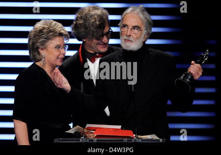 Autrichien Michael Haneke (R) reçoit le film européen de l'année 2009 en regard du prix de l'Union européenne responsable de la société de l'information et des médias, Viviane Reding (L), et le président de la European Film Academy (EFA), Wim Wenders, au cours de la cérémonie du prix du Film Européen à 'Jahrhunderthalle' à Bochum, Allemagne, 12 décembre 2009. Le film européen annuel est remis Banque D'Images