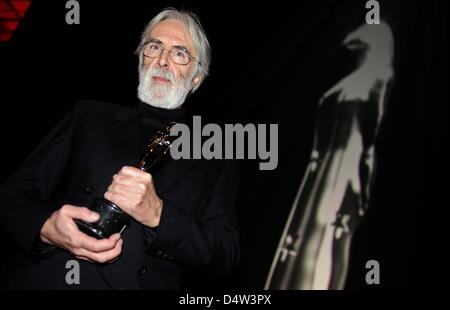 Autrichien Michael Haneke reçoit le "scénario de l'année 2009" et "le Directeur Européen de l'année' prix lors de la cérémonie du prix du Film Européen à 'Jahrhunderthalle' à Bochum, Allemagne, 12 décembre 2009. Le Prix du cinéma européen est décerné chaque année dans 16 catégories. Photo : Clemens Bilan Banque D'Images