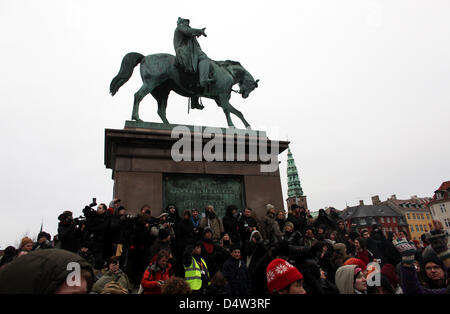 Les photographes et les manifestants se tenir sur le socle d'une statue équestre dans le centre-ville de Copenhague, lors d'une manifestation à l'occasion de la Conférence mondiale sur le climat à Copenhague, Danemark, le 14 décembre 2009. La Conférence sur le climat les négociations sont entrées dans une phase décisive. Photo : KAY NIETFELD Banque D'Images