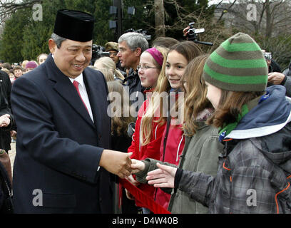 Le Président de l'Indonésie Susilo Bambang Yudhoyono, serre la main avec des élèves d'une école secondaire après l'affichage de la garde d'honneur au château de Bellevue à Berlin, Allemagne, 15 décembre 2009. Le chef de l'état indonésien est en Allemagne pour une visite officielle de trois jours. Photo : WOLFGANG KUMM Banque D'Images